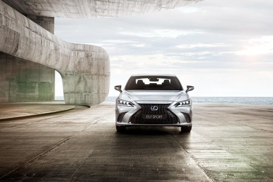  Lexus ES300h F-Sport 2018 года  (WW) (фото 12 из 46)